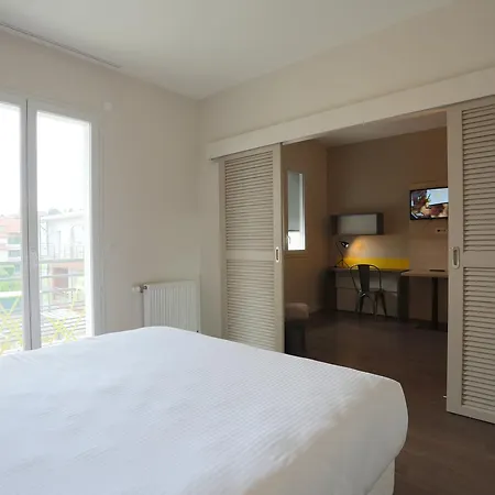 ホテル Westlodge Lyon Nord 3*